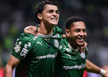 Jogadores do Palmeiras comemorando gol