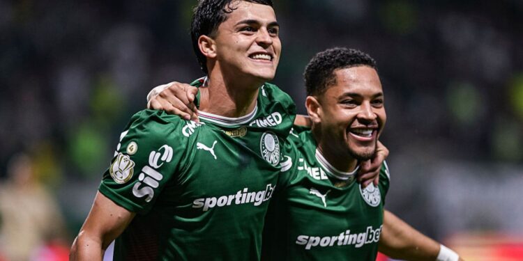 Jogadores do Palmeiras comemorando gol