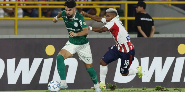 Lance do jogo entre Junior e Palmeiras