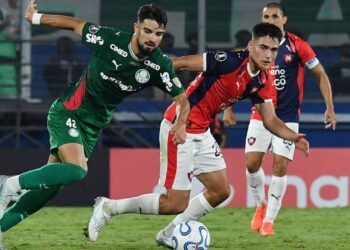 Lance do jogo entre Cerro Porteño e Palmeiras