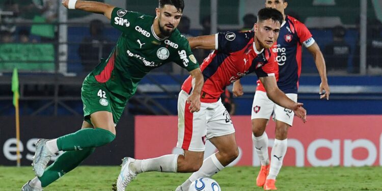 Lance do jogo entre Cerro Porteño e Palmeiras