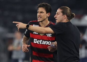 Pedro e Filipe Luís durante jogo do Flamengo
