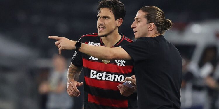 Pedro e Filipe Luís durante jogo do Flamengo