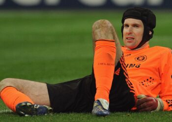 Petr Cech em jogo do Chelsea usando seu tradicional capacete