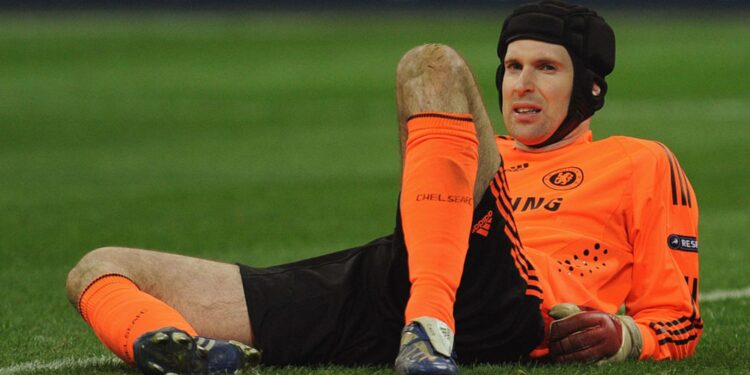 Petr Cech em jogo do Chelsea usando seu tradicional capacete