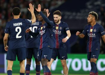 Jogadores do PSG comemorando gol contra o Bayern