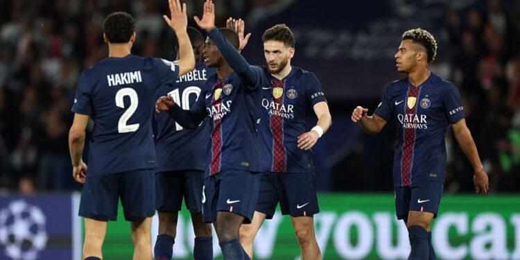Jogadores do PSG comemorando gol contra o Bayern