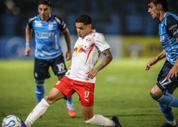 Lance de jogo entre RB Bragantino e Blooming