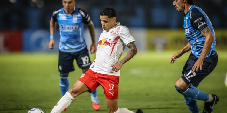 Lance de jogo entre RB Bragantino e Blooming
