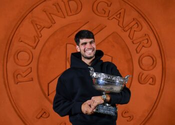 Alcaraz com troféu de 2025 do Roland Garros