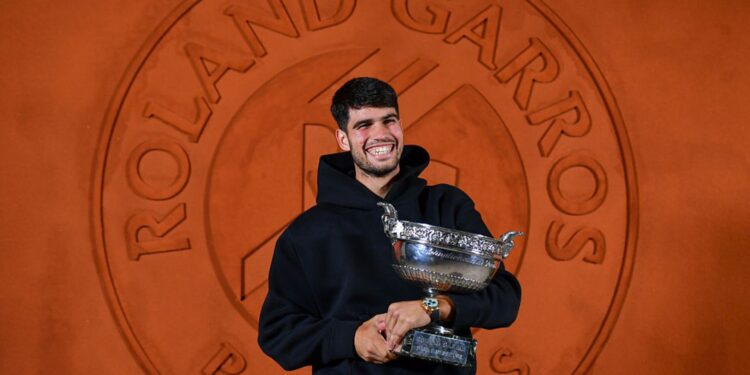 Alcaraz com troféu de 2025 do Roland Garros