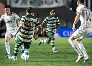 Lance do jogo entre Santos e Coritiba