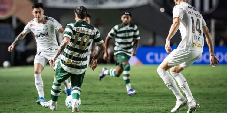 Lance do jogo entre Santos e Coritiba