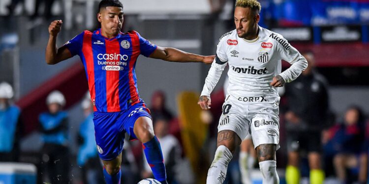 Lance do jogo entre San Lorenzo e Santos