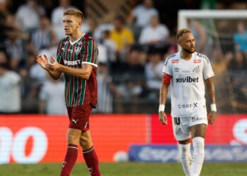 Lance do jogo entre Santos e Fluminense