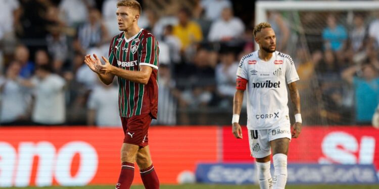 Lance do jogo entre Santos e Fluminense