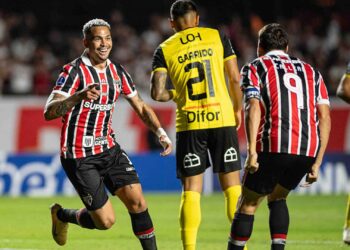 Jogadores do São Paulo comemorando gol na Sul-Americana