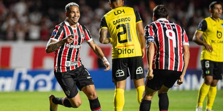 Jogadores do São Paulo comemorando gol na Sul-Americana