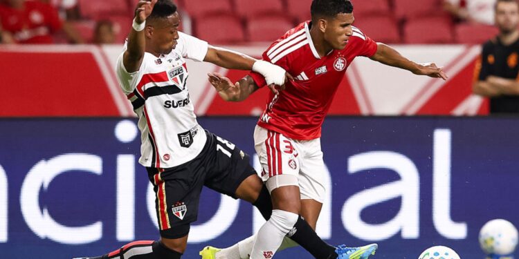 Lance do jogo entre Internacional e São Paulo