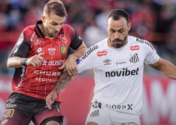 Lance do jogo entre Cuenca e Santos