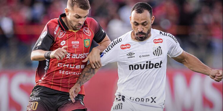 Lance do jogo entre Cuenca e Santos