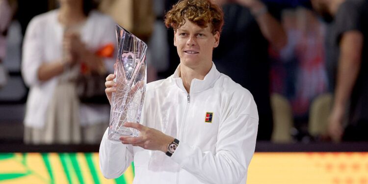 Sinner segurando troféu