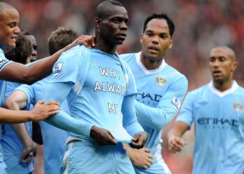 Foto emblemática de Balotelli com camisa escrito "Por que sempre eu?"