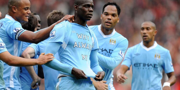 Foto emblemática de Balotelli com camisa escrito "Por que sempre eu?"