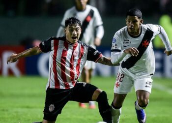 Lance do jogo entre Barracas Central e Vasco