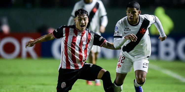 Lance do jogo entre Barracas Central e Vasco