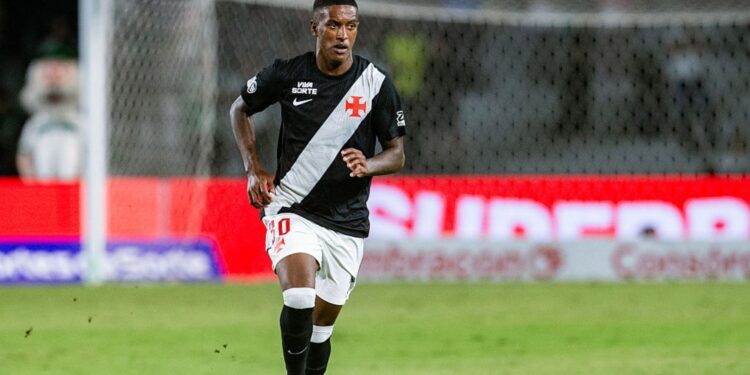 Lance do jogo entre Coritiba e Vasco