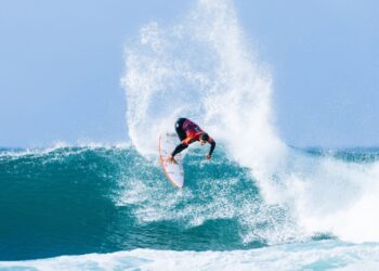 Gabriel Medina surfando em torneio da WSL