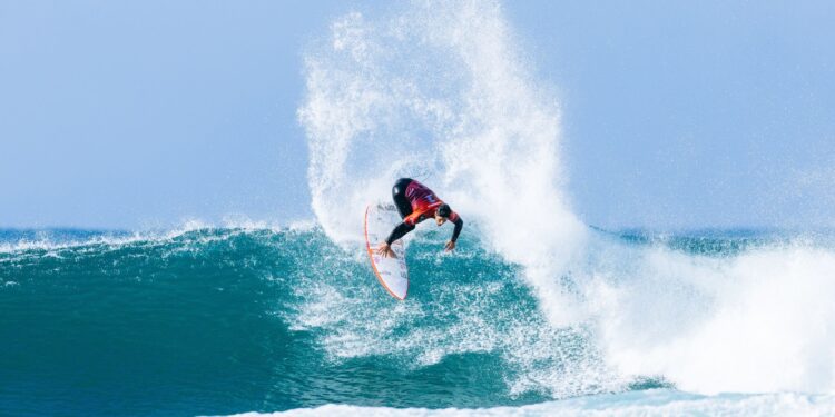 Gabriel Medina surfando em torneio da WSL