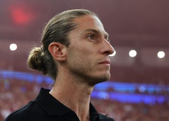 Filipe Luís inicia primeira experiência como treinador na Europa após passagem pelo Flamengo