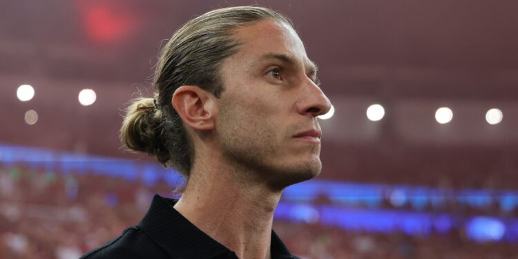 Filipe Luís inicia primeira experiência como treinador na Europa após passagem pelo Flamengo