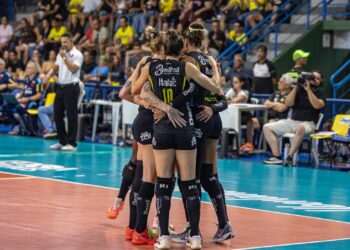 Jogadoras do Dentil/Praia Clube celebram a conquista do título da Superliga Feminina de Vôlei