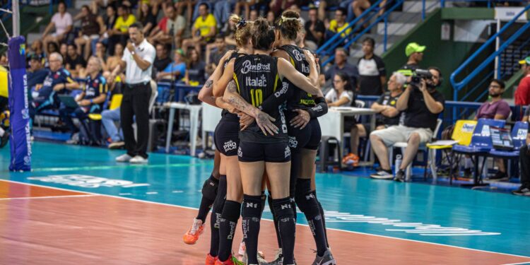 Jogadoras do Dentil/Praia Clube celebram a conquista do título da Superliga Feminina de Vôlei
