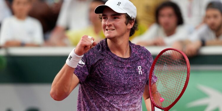 João Fonseca enfrenta Novak Djokovic pela terceira rodada de Roland Garros