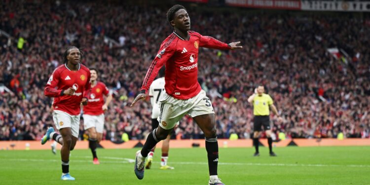 O Manchester United supera o Liverpool por 3 a 2 pela 35ª rodada da Premier League