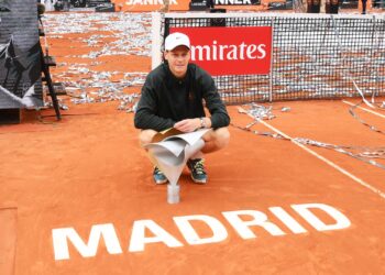Sinner ergue o troféu em Madri após bater recorde histórico de títulos consecutivos de Masters 1000