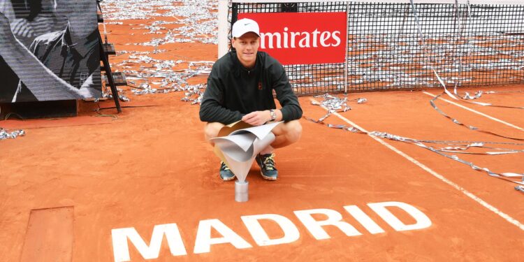 Sinner ergue o troféu em Madri após bater recorde histórico de títulos consecutivos de Masters 1000