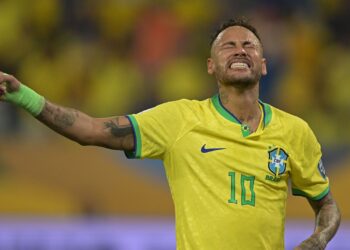 Neymar seguirá com a Seleção Brasileira enquanto tenta se recuperar para a Copa do Mundo