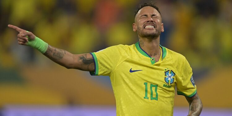 Neymar seguirá com a Seleção Brasileira enquanto tenta se recuperar para a Copa do Mundo