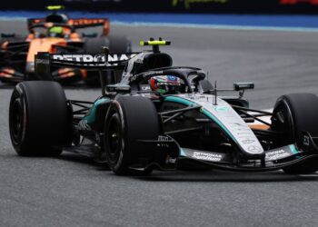 Kimi Antonelli celebra no topo do pódio após vencer o GP de Miami