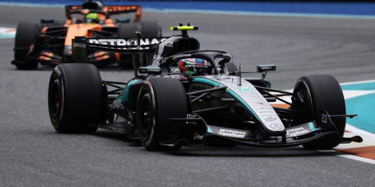 Kimi Antonelli celebra no topo do pódio após vencer o GP de Miami