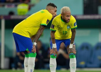 Neymar se emocionou após convocação para a Copa e falou com Raphinha por videochamada