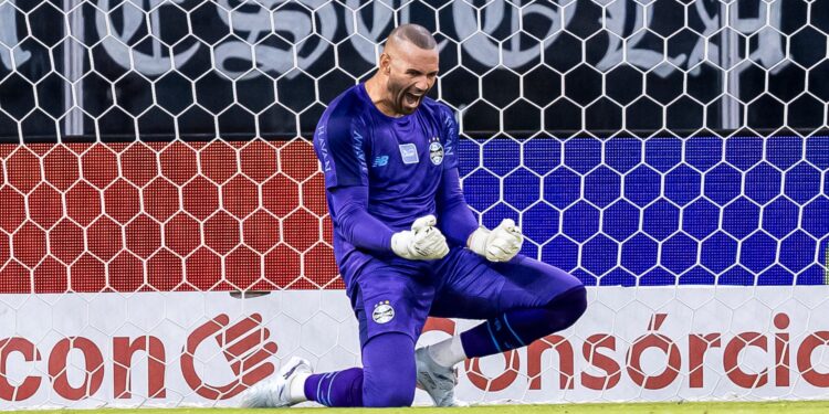 **Título:** Weverton surpreende, desbanca concorrentes e celebra vaga na Copa do Mundo **Linha fina:** Goleiro do Grêmio revelou emoção após convocação de Carlo Ancelotti para disputar o segundo Mundial da carreira. **Palavra-chave principal:** Weverton **Meta descrição:** Weverton comenta convocação para a Copa do Mundo, fala sobre concorrência e revela bastidores da vaga com Ancelotti. --- **Texto completo:** **Weverton foi uma das maiores surpresas da convocação de Carlo Ancelotti para a Copa do Mundo de 2026 e admitiu que viu o cenário mudar nos últimos dias antes da lista final.** Aos 38 anos, o goleiro do Grêmio garantiu presença no segundo Mundial da carreira e afirmou que uma sequência de grandes atuações ajudou a colocar seu nome entre os escolhidos da Seleção Brasileira. Convocado pela primeira vez por Ancelotti, o experiente arqueiro superou nomes como Bento, Hugo Souza e John para fechar a lista ao lado de Alisson e Ederson. Durante entrevista coletiva concedida nesta terça-feira, na Arena do Grêmio, Weverton comentou o sentimento após garantir vaga na Copa. *“É verdade que nos últimos dias parece que as coisas foram se alinhando ao meu favor. Foram grandes partidas, grandes jogos, grandes defesas, enfim, que me ajudaram a chegar a esse momento”*, declarou. ## Weverton aposta na experiência para ajudar a Seleção Weverton destacou que a experiência acumulada na Seleção Brasileira teve peso importante na escolha feita pela comissão técnica. O goleiro soma mais de 55 convocações pela Amarelinha, além do título olímpico conquistado em 2016, quando foi decisivo na final contra a Alemanha. *“Acho que o meu histórico na Seleção, o meu caráter e o meu profissionalismo pesaram. Mesmo sem me conhecer pessoalmente, o Ancelotti confiou em mim”*, afirmou. O jogador também destacou que pretende honrar a oportunidade recebida pelo treinador italiano durante o Mundial. ## Weverton relembra trauma da última Copa Reserva no Catar, em 2022, Weverton afirmou que a experiência da eliminação ainda o acompanha e garantiu que fará tudo para ajudar o Brasil na busca pelo hexacampeonato. Segundo o goleiro, mesmo quem não entrar em campo terá papel importante dentro do grupo durante a competição. *“Existem várias maneiras de ser útil. Às vezes nem todo mundo vai jogar, mas todo mundo é importante”*, disse. Weverton ainda ressaltou que a dor da eliminação no último Mundial serve como motivação extra para a equipe em 2026. *“Quando fomos eliminados, vivi um clima que nunca mais quero viver na minha vida. Vou fazer o que for preciso para alcançar o sucesso”*, completou. Antes de se apresentar à Seleção Brasileira, o goleiro ainda defenderá o Grêmio nas partidas contra Palestino, Santos e Montevideo City Torque. O Brasil estreia na Copa do Mundo após amistosos diante de Panamá e Egito. **Legenda sugerida da imagem:** Weverton comemorou convocação para a segunda Copa do Mundo da carreira. **Alt text sugerido:** Weverton durante treino da Seleção Brasileira após convocação para a Copa do Mundo de 2026