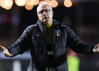 Legenda sugerida da imagem: Dorival analisou empate do São Paulo em estreia