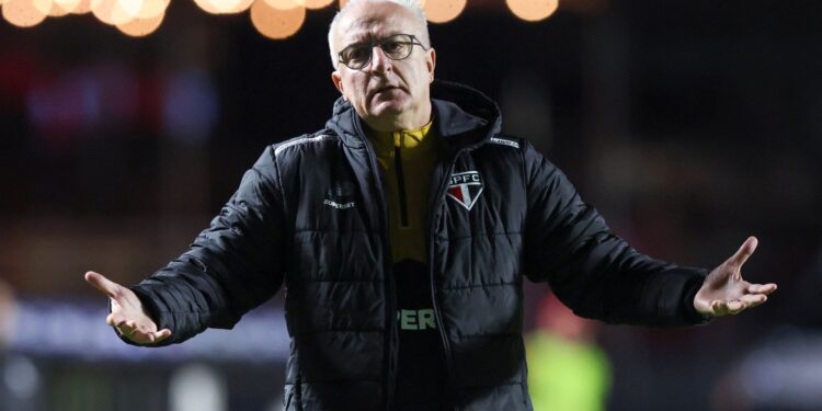 Legenda sugerida da imagem: Dorival analisou empate do São Paulo em estreia