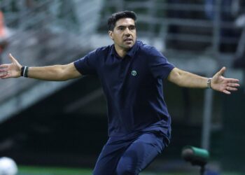 Abel Ferreira recebe apoio de Leila Pereira sobre permanência no Palmeiras